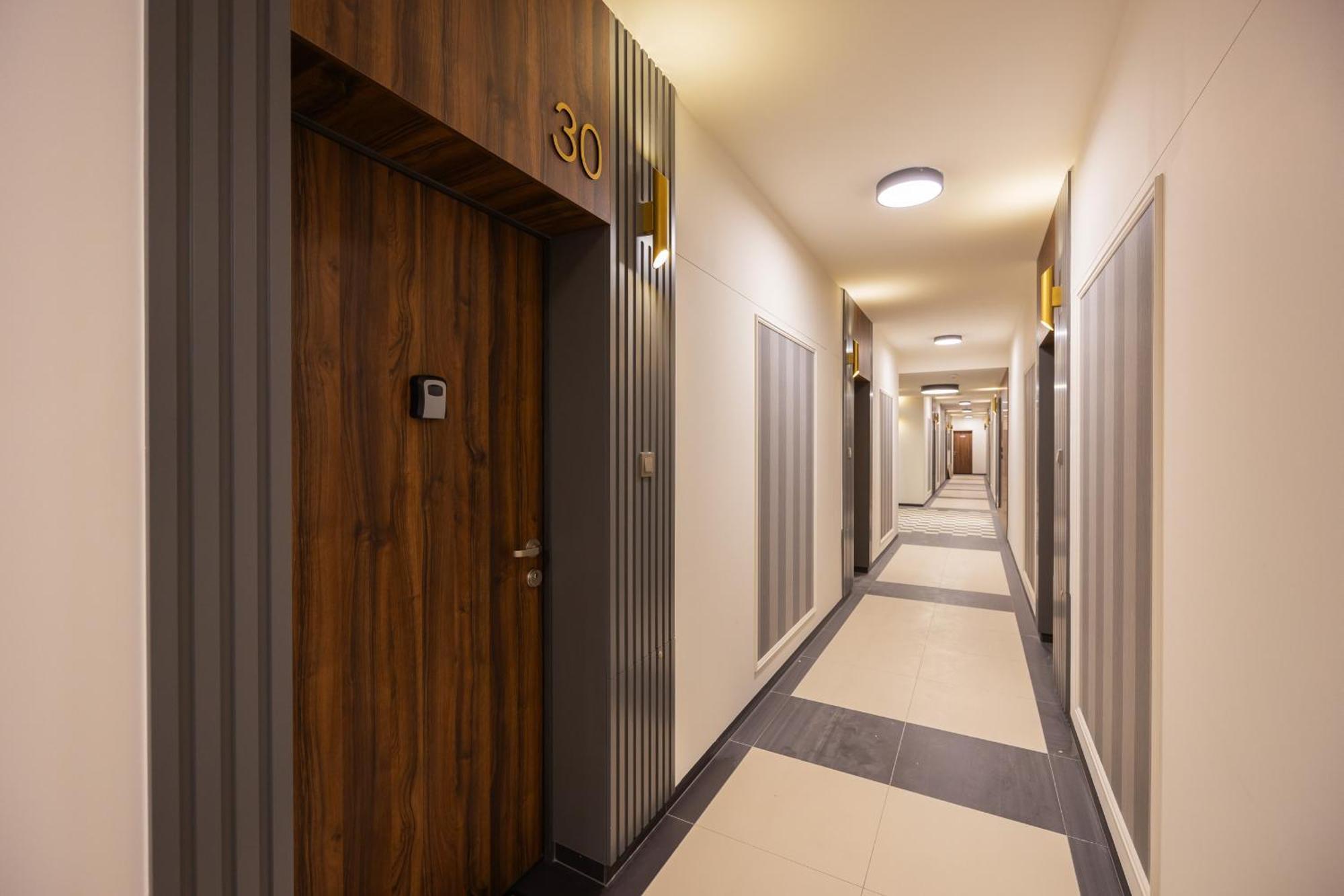 Luxurious Grey With Sauna, Gym And Parking By Renters Apartament