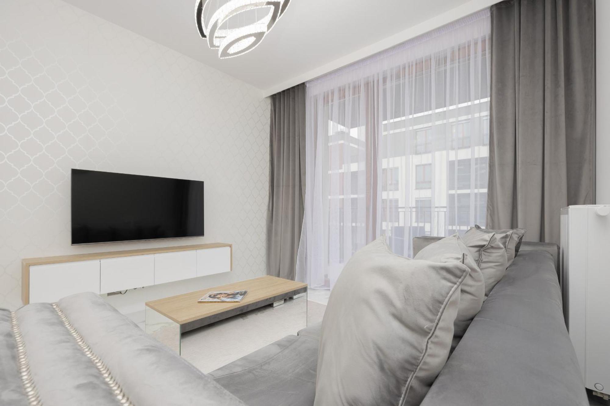 Luxurious Grey With Sauna, Gym And Parking By Renters