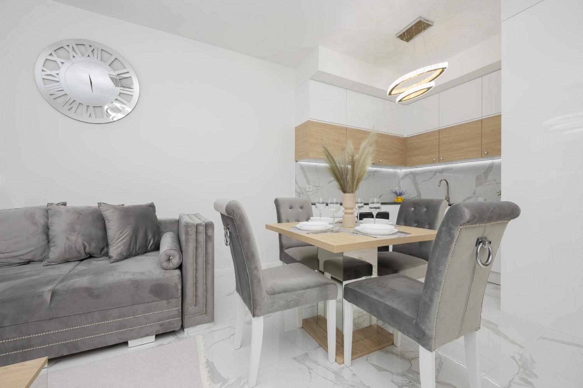 Luxurious Grey With Sauna, Gym And Parking By Renters